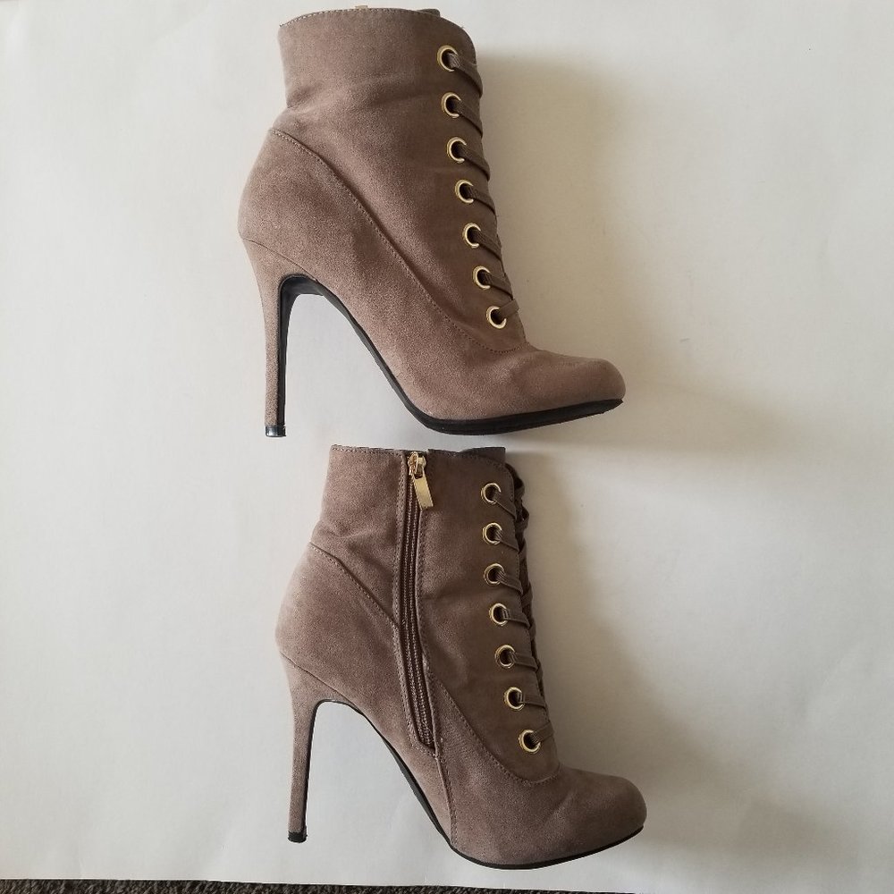 Anne Michelle Dominant Lace Up Suede Ankle Boot in Tan/Taupe size 8.